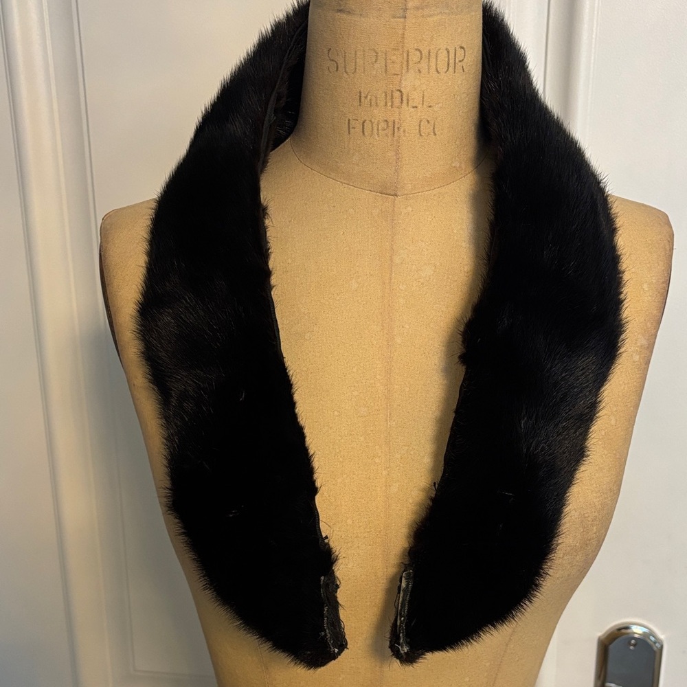 Elegant vintage Black mink  Fur Collar